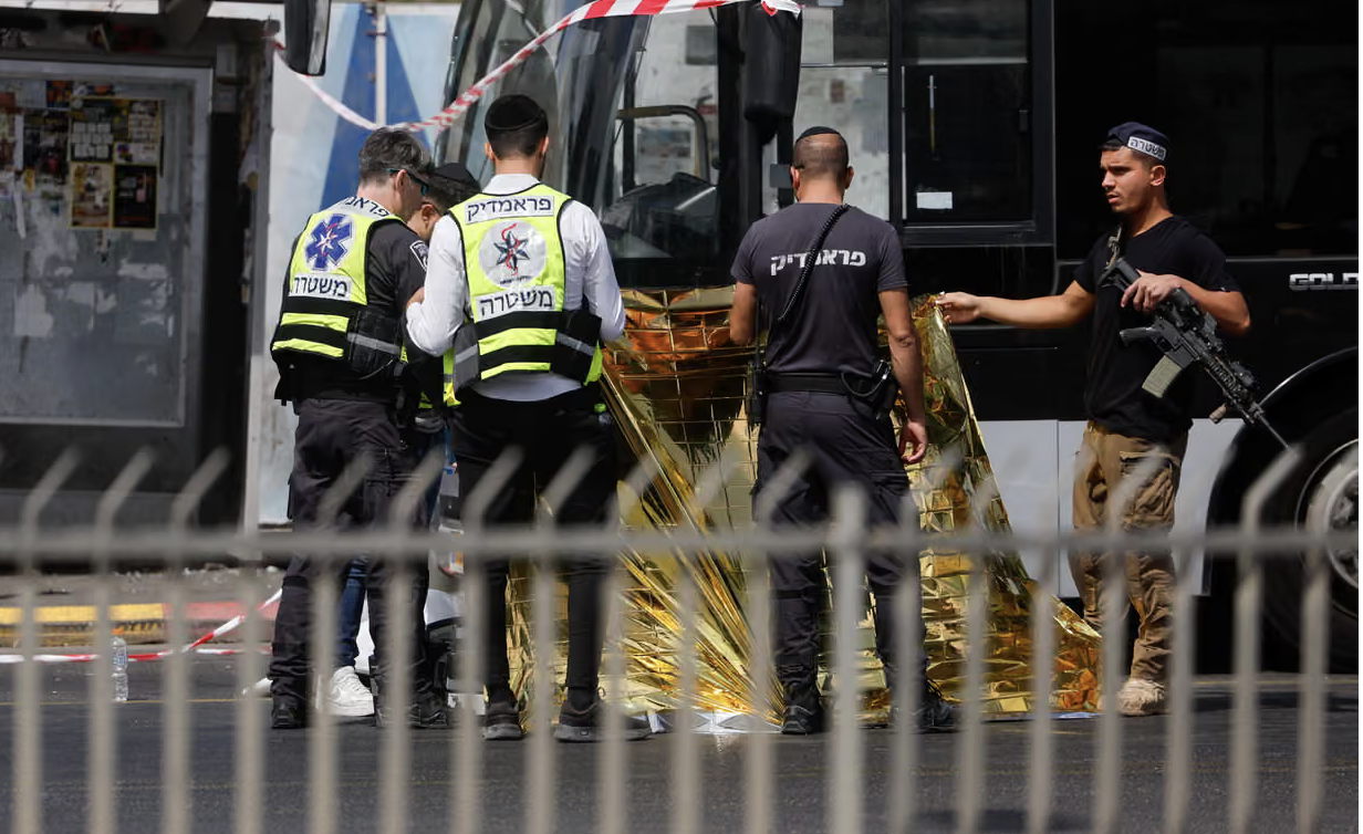 Gerusalemme, assalitori palestinesi aprono il fuoco a una fermata del bus affollata