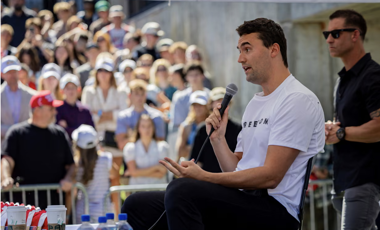 Charlie Kirk: potente estremista della destra alleata di Trump ucciso nello Utah mentre parlava in un evento