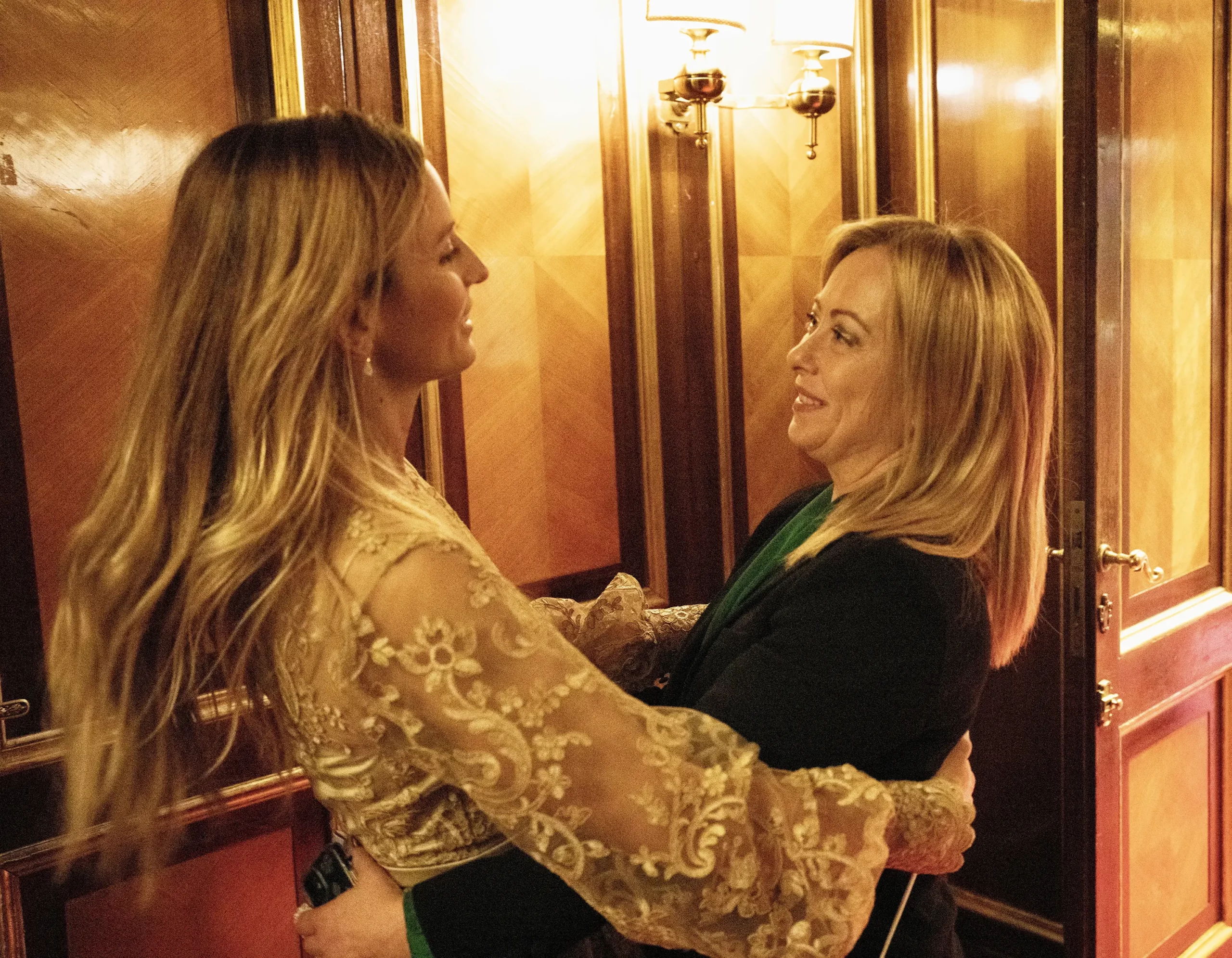 Nomina politica alla Fenice: gli orchestrali respingono Beatrice Venezi il cui 'merito' è la vicinanza a Meloni