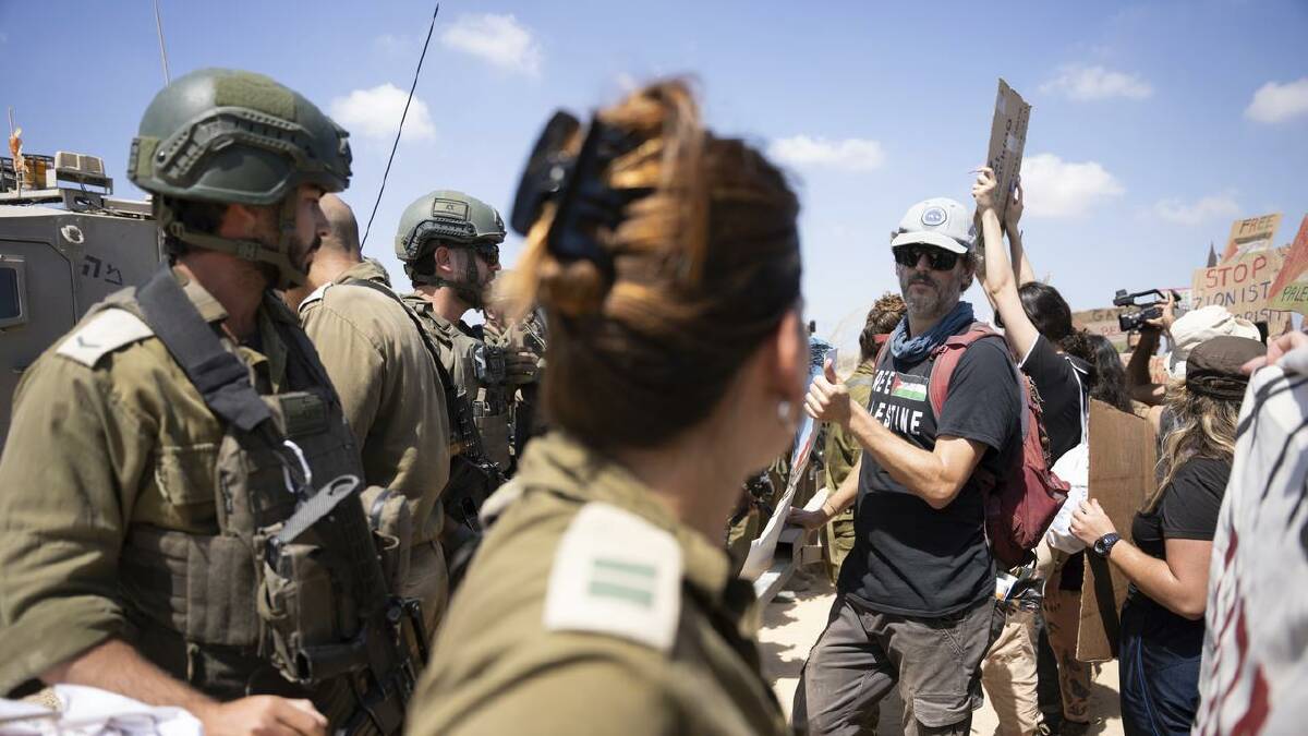 Forze israeliane confiscano terre palestinesi per l’espansione degli insediamenti