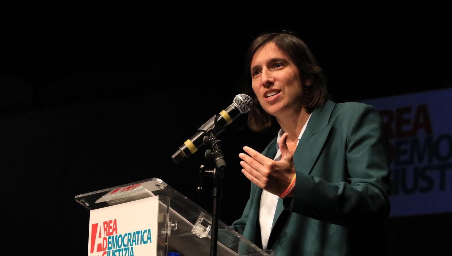 Schlein accusa Meloni: "Mai sentito in una democrazia un premier dare dei terroristi alle opposizioni"