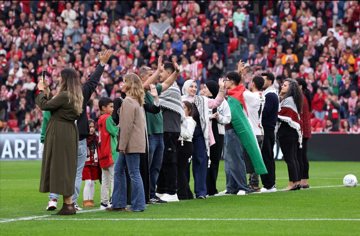 Bilbao, lo stadio San Mamés si tinge di solidarietà: "Libertà per la Palestina"
