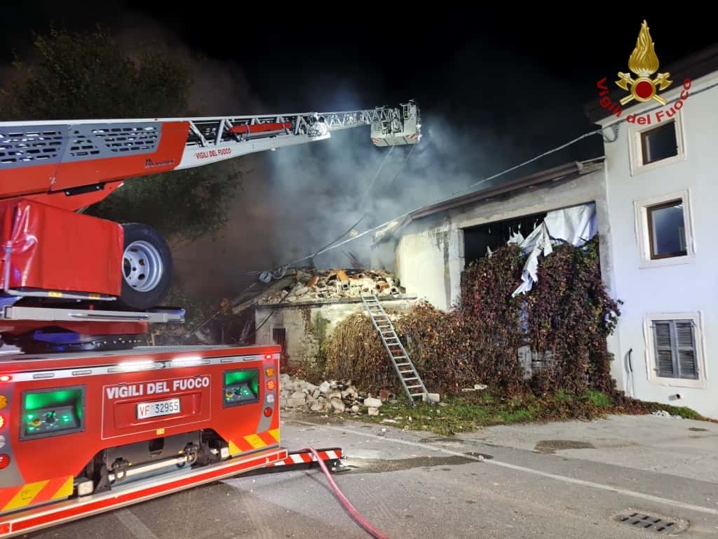 Tre fratelli fanno esplodere un casolare durante una perquisizione: morti tre carabinieri, quindici feriti