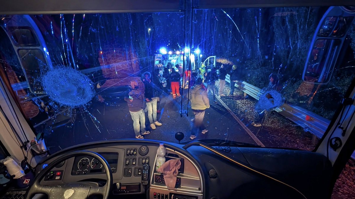 Autista ucciso nell'assalto al bus dei tifosi del Pistoia basket: tre fermi, due sono di estrema destra