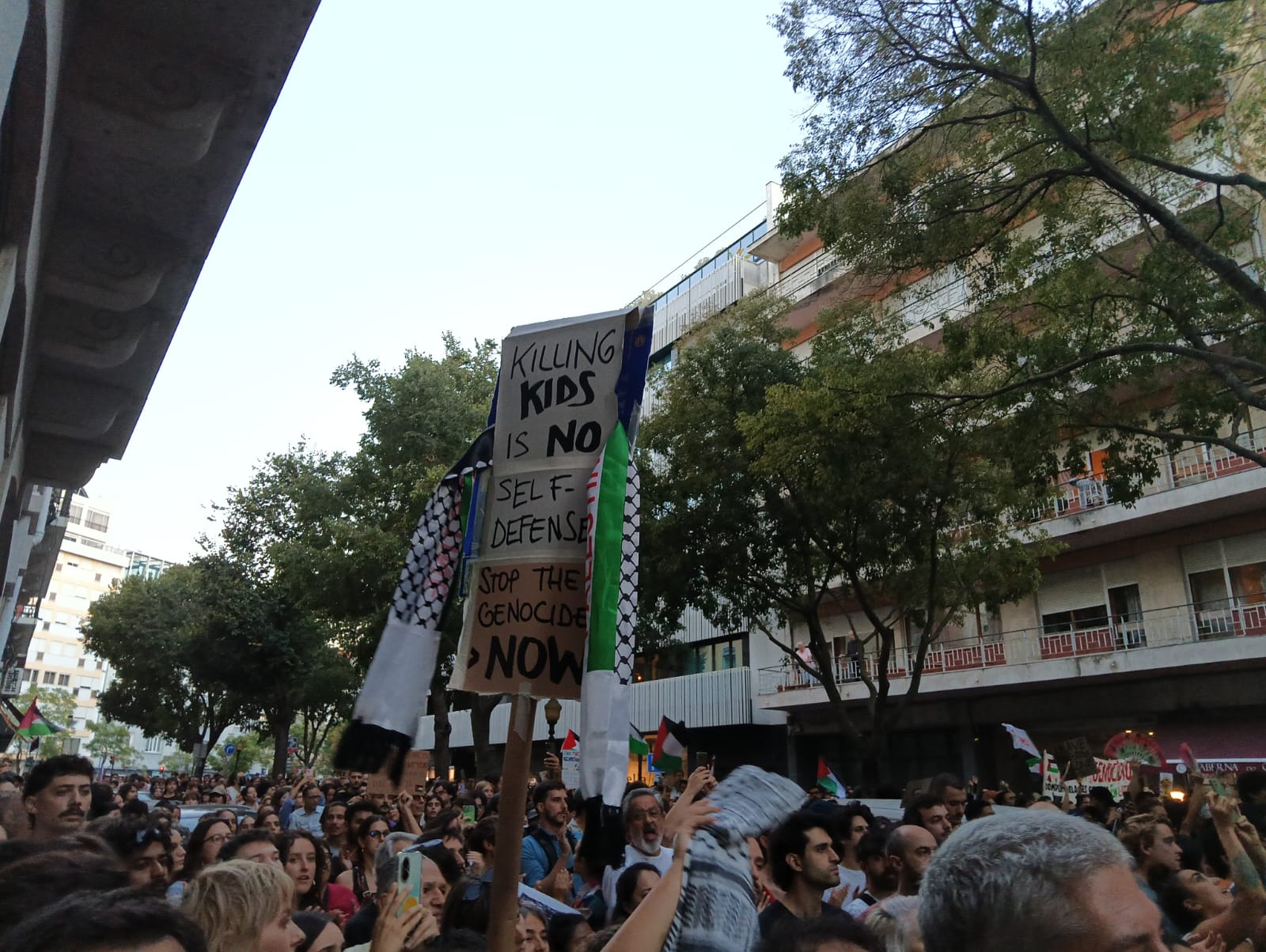 Si sciopera anche a Lisbona: in migliaia contro il genocidio di Gaza