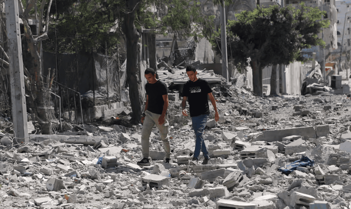 Israele ordina di fermare l’offensiva su Gaza City ma continua a uccidere palestinesi con i raid sulla Striscia