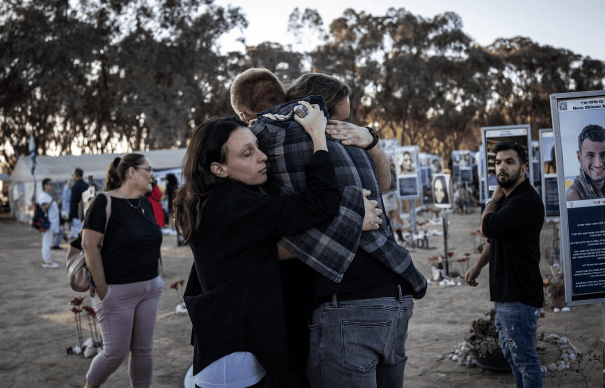 Proseguono i colloqui per il cessate il fuoco a Gaza mentre Israele commemora gli attacchi del 7 ottobre