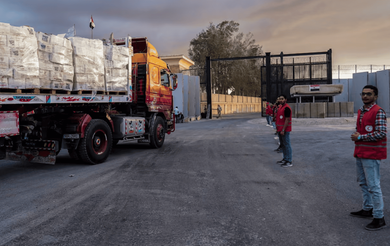 Gaza, Hamas inizierà a rilasciare gli ostaggi israeliani lunedì: gli aiuti umanitari stanno entrando nella Striscia