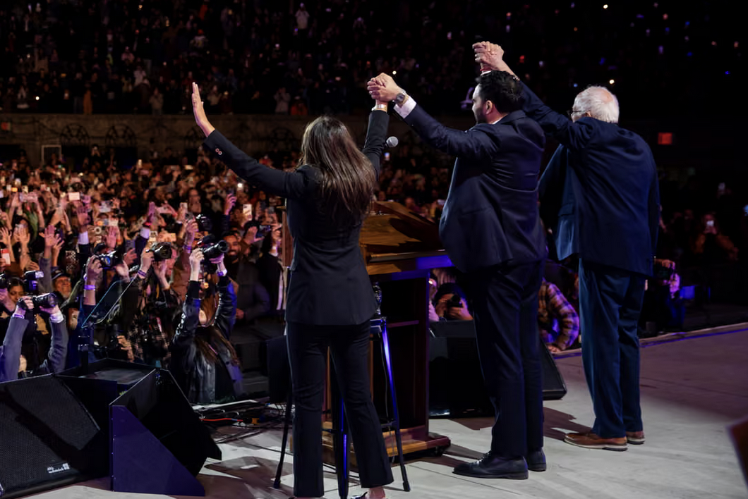 New York, folla record per il comizio di Mamdani con Ocasio-Cortez e Sanders: "La nostra città non è in vendita"