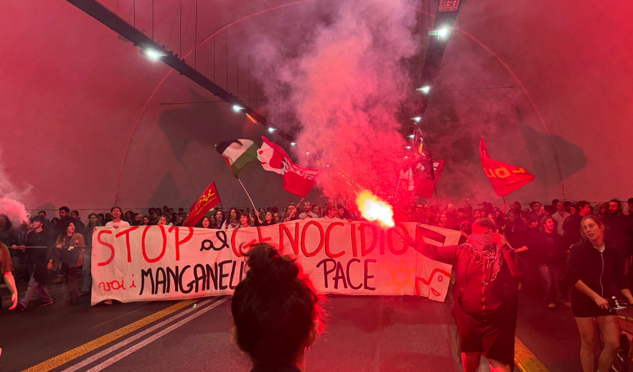 Tutti in piazza per protestare contro l'assalto israeliano alla Flotilla
