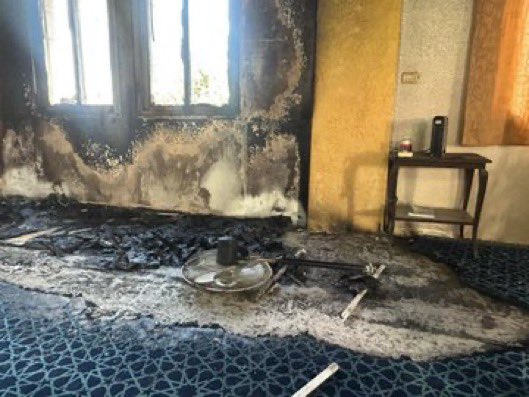 Coloni israeliani di estrema destra incendiano una moschea: cresce la violenza in Cisgiordania