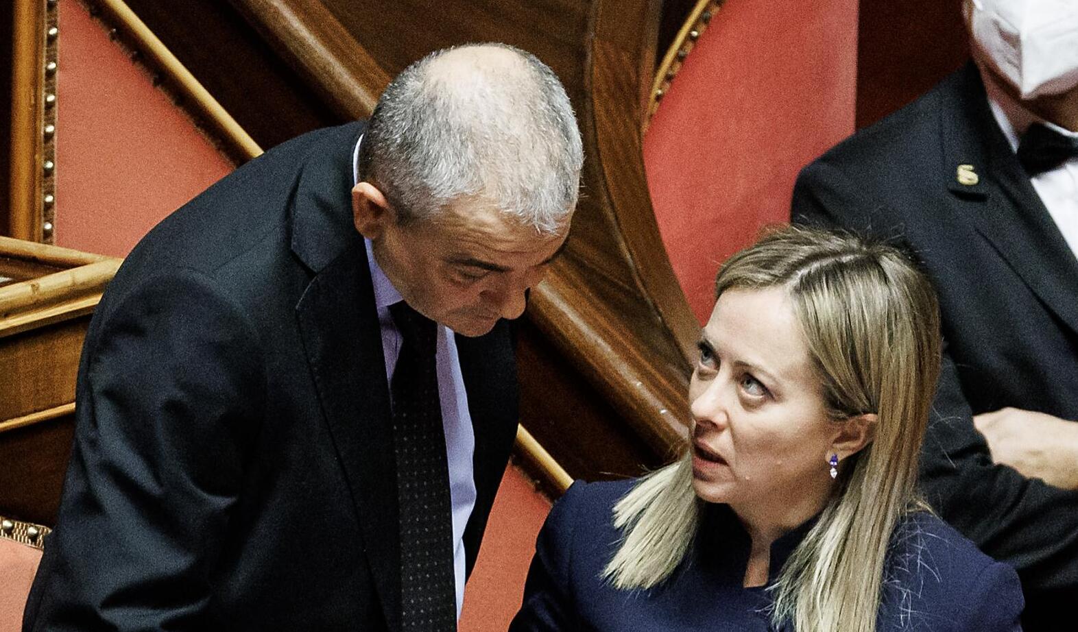 L’insofferenza crescente di Meloni e Fazzolari verso il Colle dietro l'attacco di Bignami