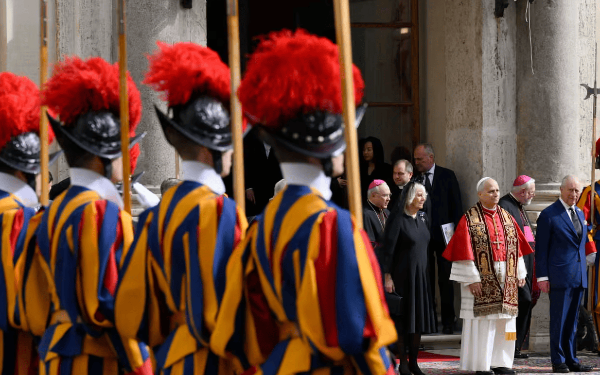 Vaticano, indagata una Guardia Svizzera: ha fatto il gesto di sputare verso due donne ebree