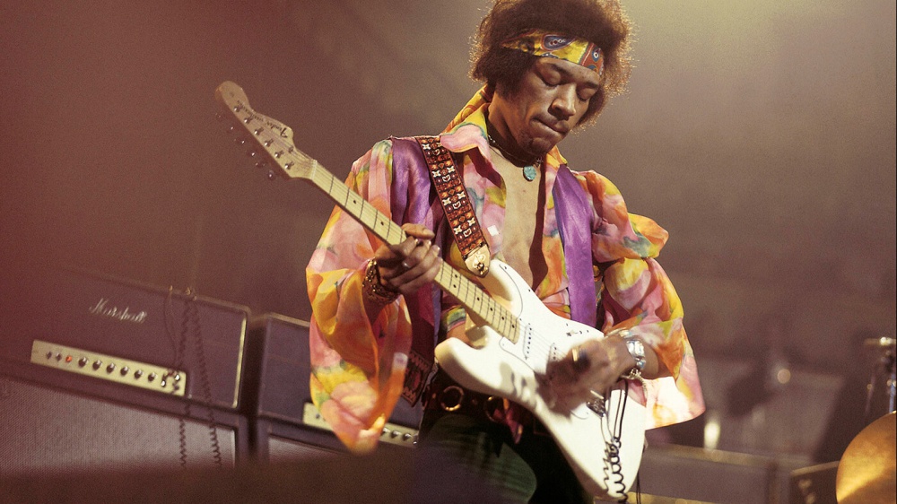 Dall’infanzia difficile al mito immortale: la parabola di Jimi Hendrix, genio rivoluzionario di chitarra e rock