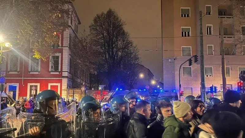 Torino, sgomberato il centro sociale Askatasuna: il blitz dopo l'assalto alla redazione della Stampa