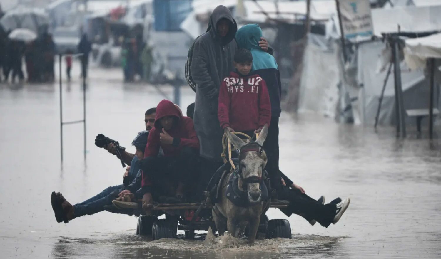 A Gaza morte di freddo 25 persone, tra loro 6 bambini: palestinesi abbandonati e lasciati senza aiuti A Gaza morte di freddo 25 persone, tra loro 6 bambini: palestinesi abbandonati e lasciati senza aiuti
