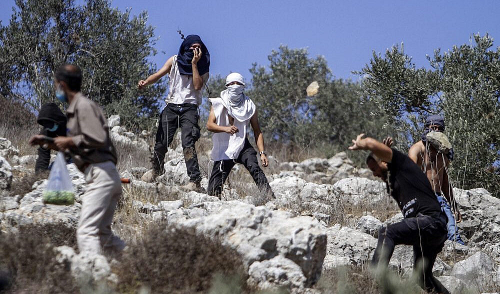 Cisgiordania, escalation dei coloni israeliani: case attaccate e uliveti distrutti sotto protezione militare Cisgiordania, escalation dei coloni israeliani: case attaccate e uliveti distrutti sotto protezione militare