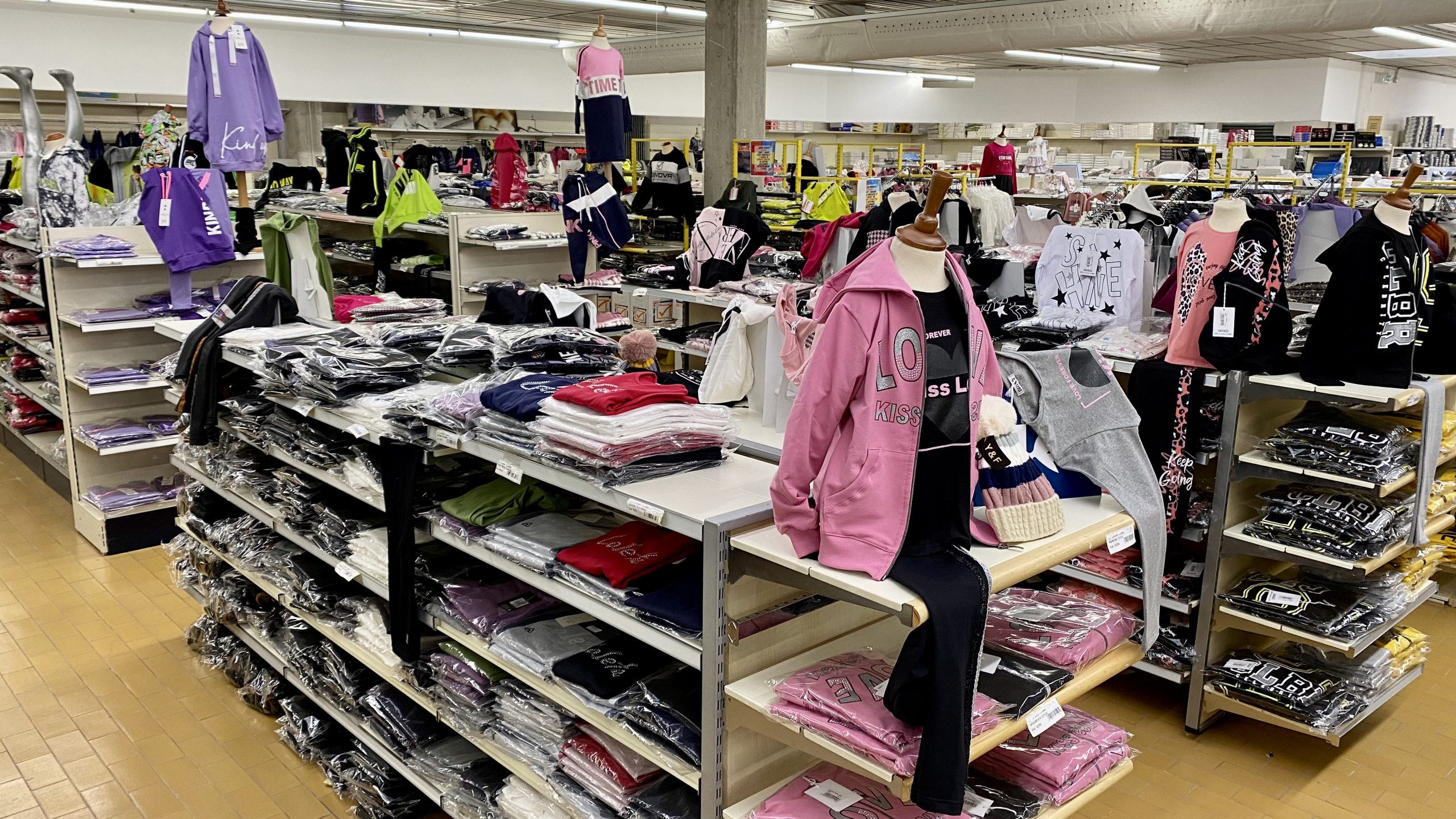 Abbigliamento all&rsquo;ingrosso: guida completa alla scelta dei capi per il tuo negozio