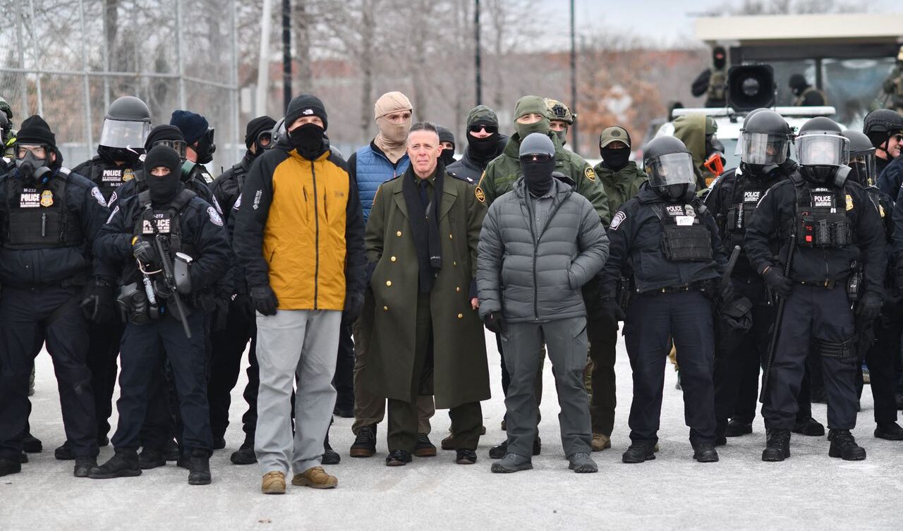 Bovino continua a giustificare l’omicidio di Alex Pretti: mente spudoratamente mentre la sua Ice semina terrore