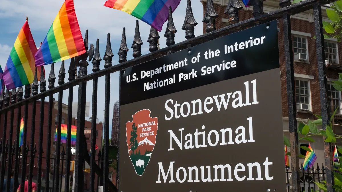La bandiera del Pride torna a sventolare a Stonewall. Era stata rimossa sotto ordine di Trump