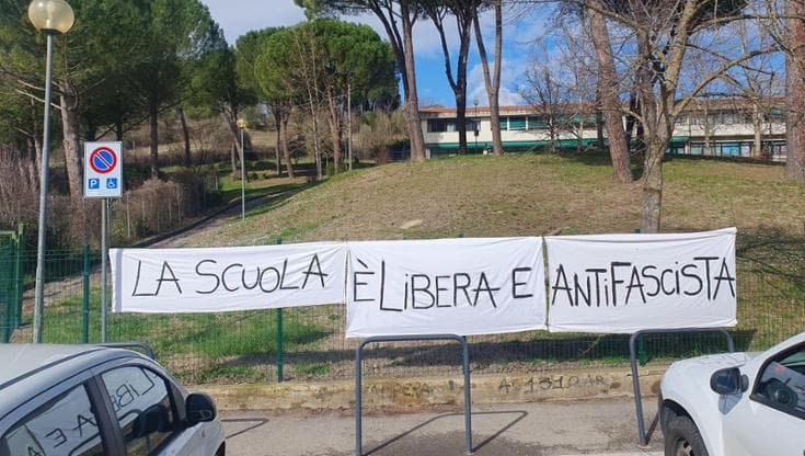Così Fratelli d’Italia vuole schedare le scuole che promuovono multiculturalismo e rispetto delle diversità