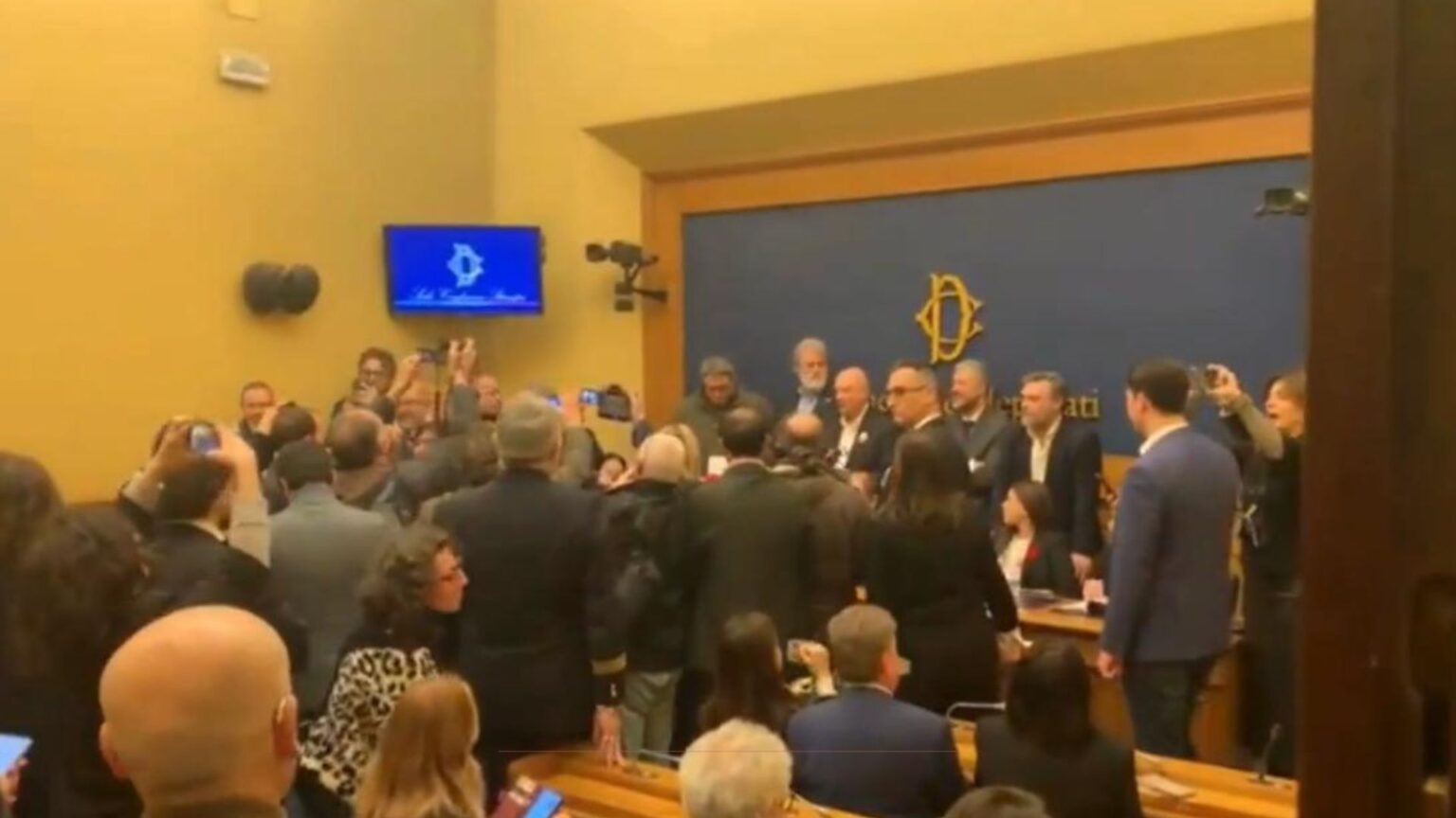 Niente convegno fascista sulla remigrazione in Parlamento: la legge Mancino vieta l'odio razzista Niente convegno fascista sulla remigrazione in Parlamento: la legge Mancino vieta l'odio razzista