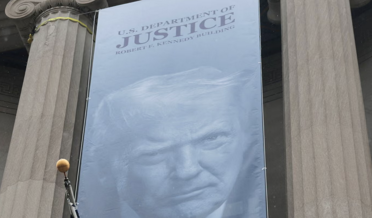 Megalomania al potere: Trump fa esporre il suo grande ritratto al Dipartimento di Giustizia
