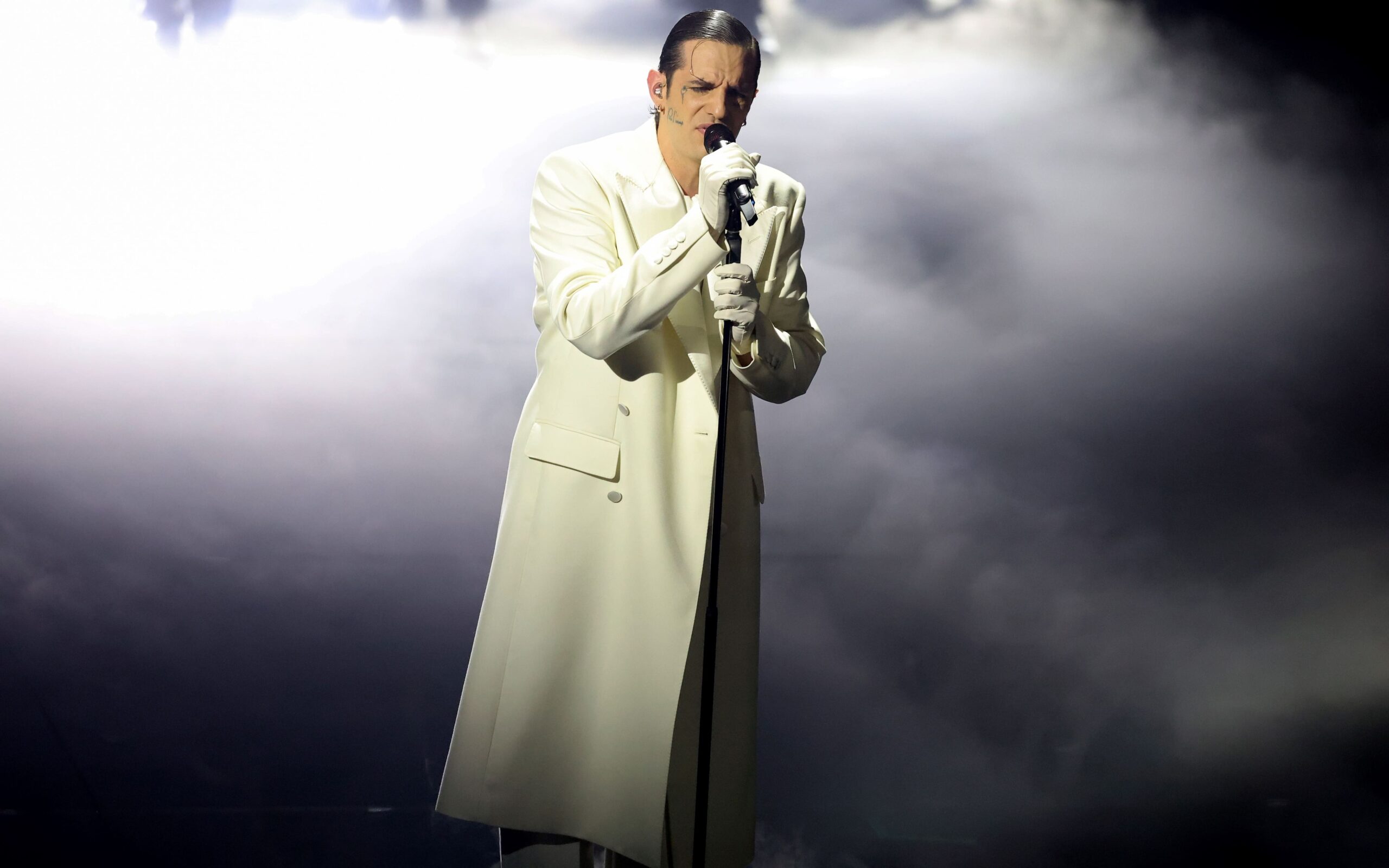 Ma per fortuna che c'è Lauro ad agitare il mare piatto del Festival Ma per fortuna che c'è Lauro ad agitare il mare piatto del Festival