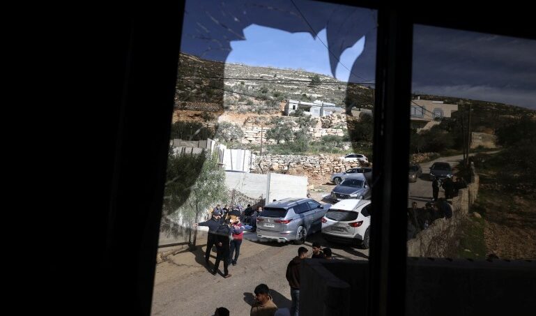 Cisgiordania, i coloni di estrema destra seminano il terrore protetti dai militari: 54 palestinesi feriti Cisgiordania, i coloni di estrema destra seminano il terrore protetti dai militari: 54 palestinesi feriti