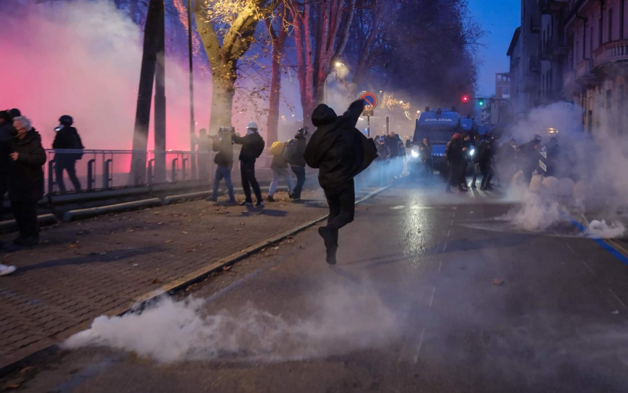 Torino, la denuncia di due studenti: "Noi lontani dagli scontri pestati dai poliziotti senza che avessimo fatto nulla" Torino, la denuncia di due studenti: "Noi lontani dagli scontri pestati dai poliziotti senza che avessimo fatto nulla"