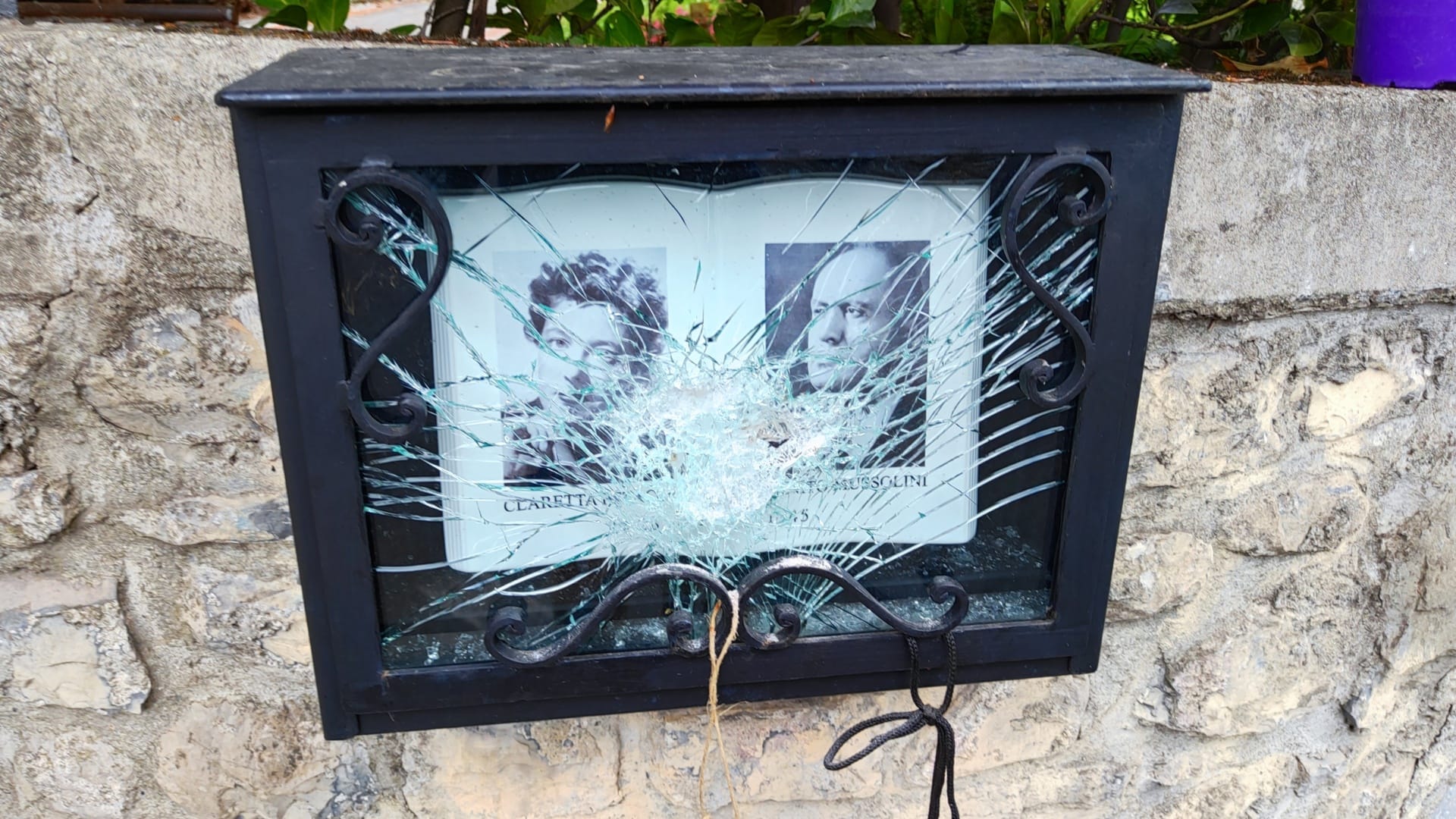 Processato a Como per aver danneggiato la teca di Mussolini: l'antifascismo non può essere mai reato Processato a Como per aver danneggiato la teca di Mussolini: l'antifascismo non può essere mai reato