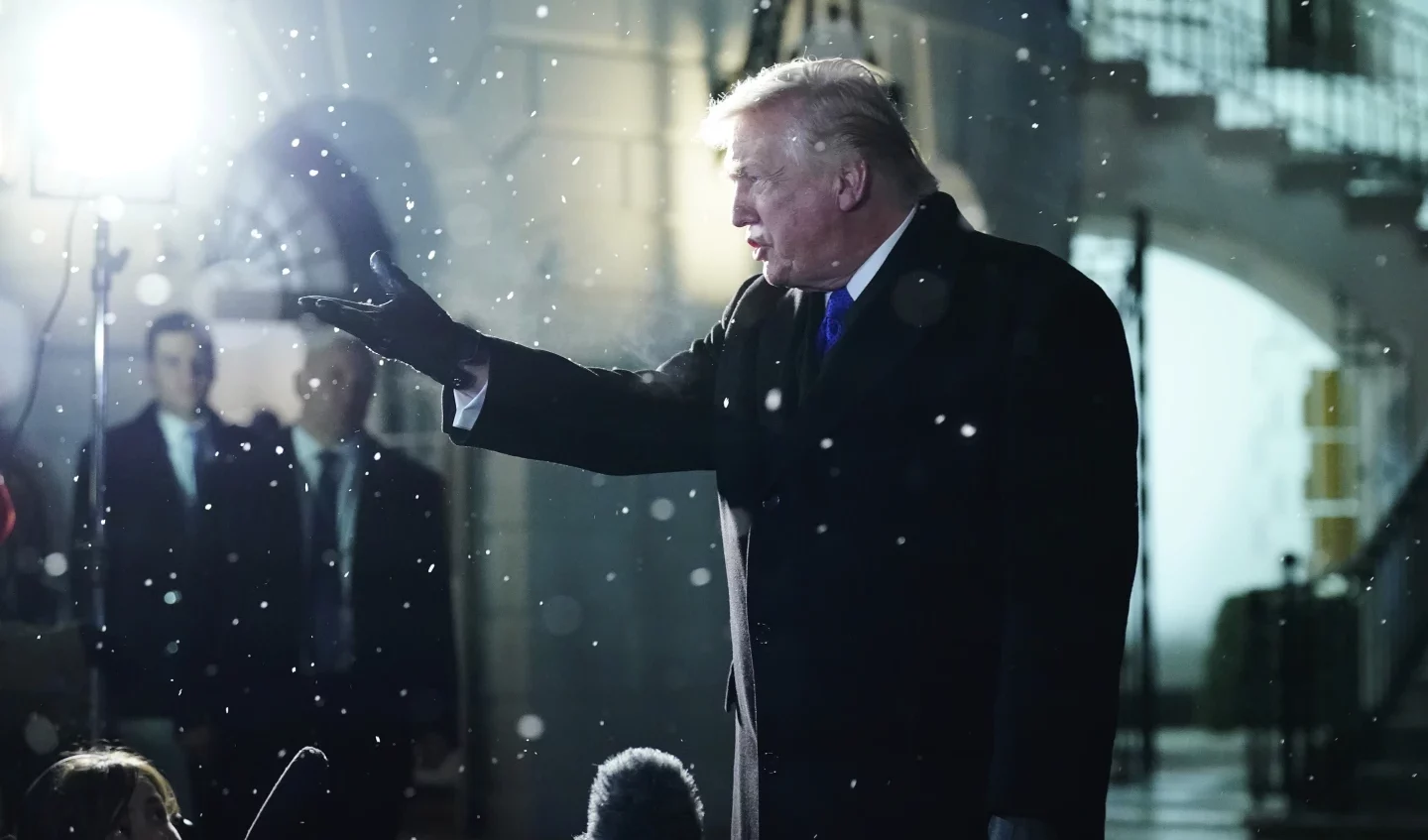 Trump fuori controllo sceglie la rappresaglia: dazi al 15% dopo lo stop della Corte Suprema