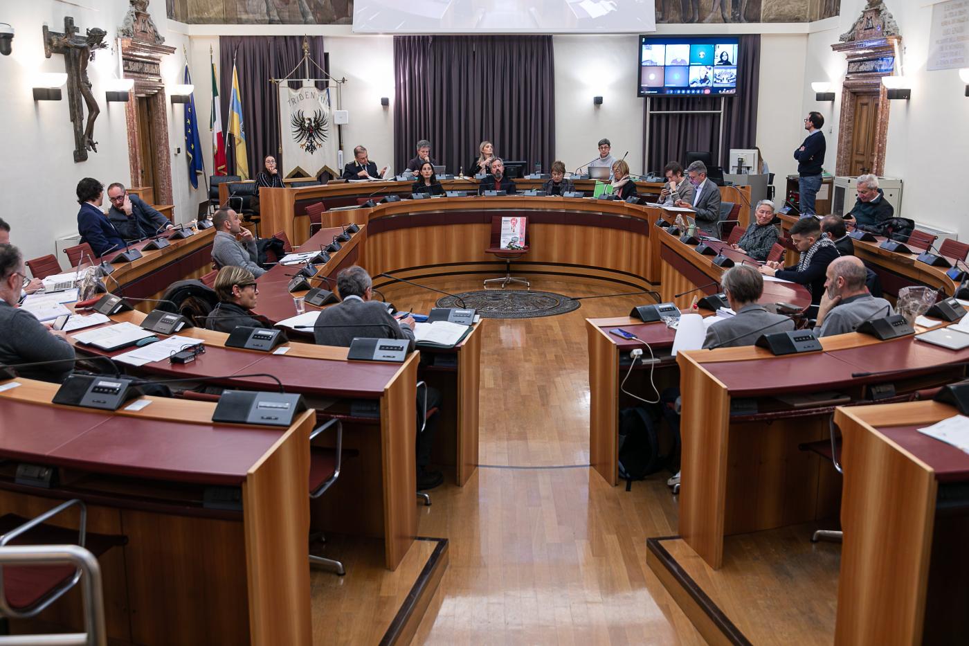 Mussolini resta cittadino onorario di Trento: Fdi non vota e fa saltare la maggioranza qualificata per la revoca