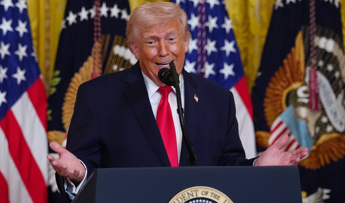 Trump vuole trascinare la Nato nella sua guerra: "futuro negativo se non mi aiutano nello Stretto di Hormuz" Trump vuole trascinare la Nato nella sua guerra: "futuro negativo se non mi aiutano nello Stretto di Hormuz"