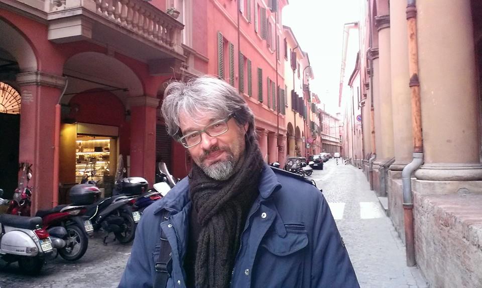 Il sorprendente mondo rosa di Alessandro Niero: una fiaba ironica sulla tirannia della uniformità e la forza dell’unicità