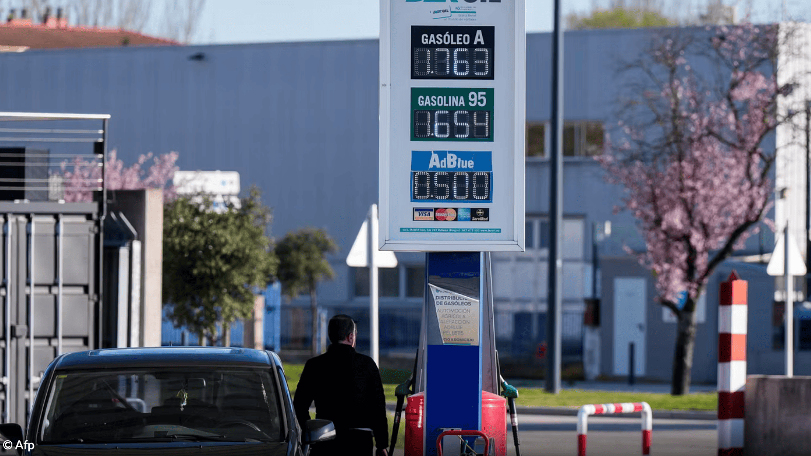 Sánchez combatte il caro carburante: fila di automobilisti da Francia e Portogallo