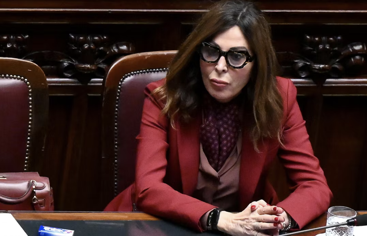 Meloni auspica le dimissioni di Santanchè: il disastro del referendum costringe la 'capa' a mollare gli indifendibili