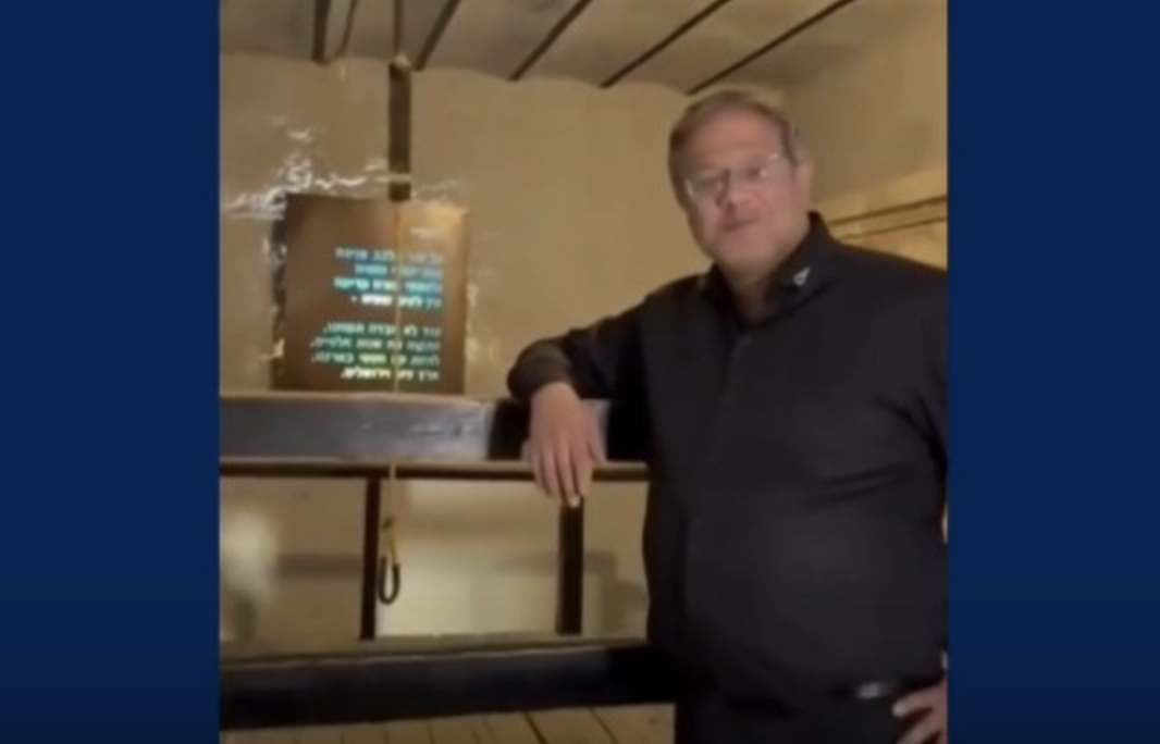 Ben Gvir e il selfie davanti al patibolo: l'orrida immagine che mostra cosa è diventato Israele