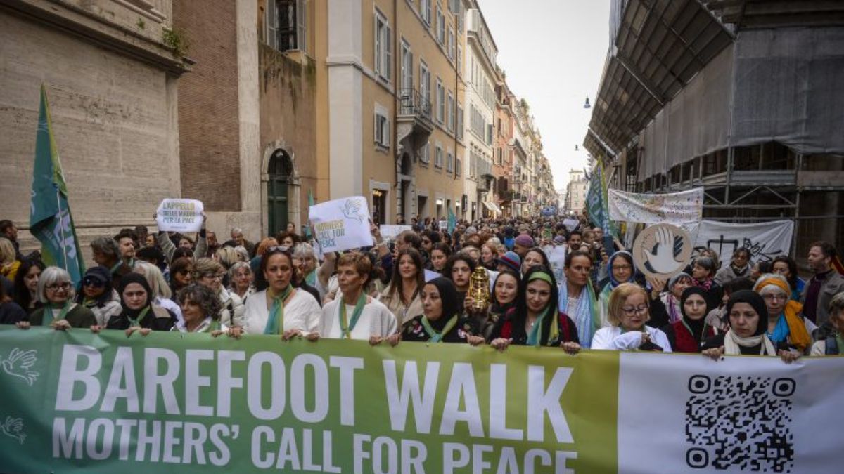 A piedi scalzi per la pace e la fine del conflitto israelo-palestinese: l'appello delle madri a Roma