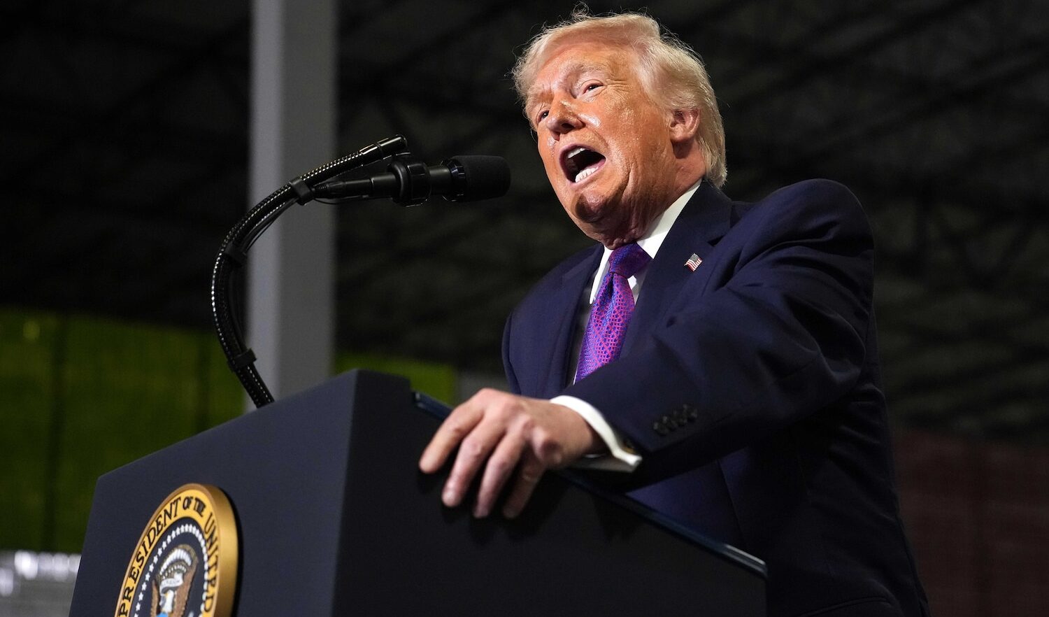 Trump dice che gli Stati Uniti hanno vinto la guerra contro l'Iran ma non è finita