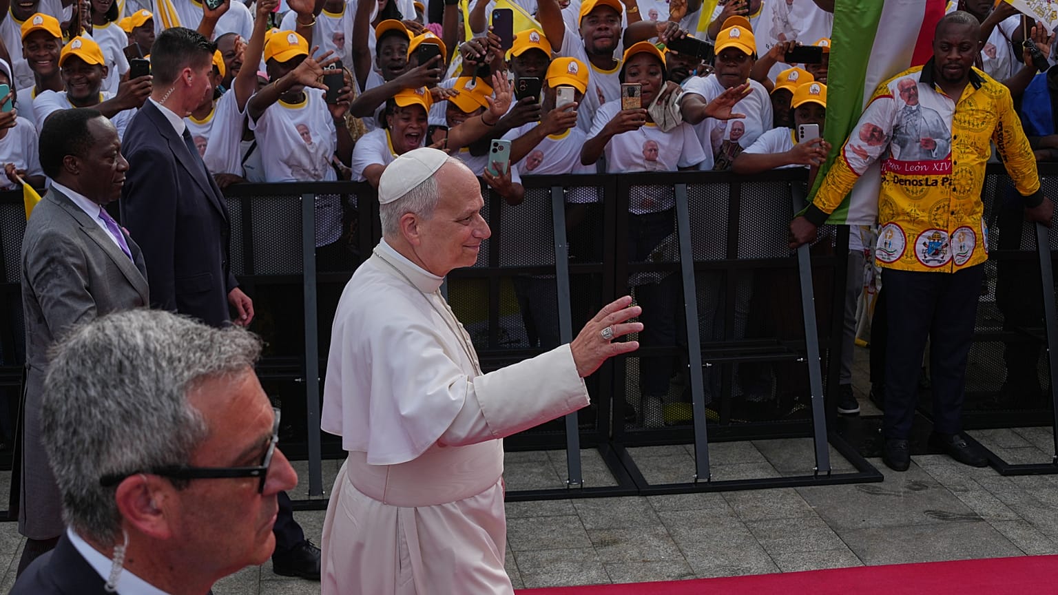 Papa Leone in Africa sfida guerra e neo-colonialismo, rilanciando un pontificato già dentro la storia