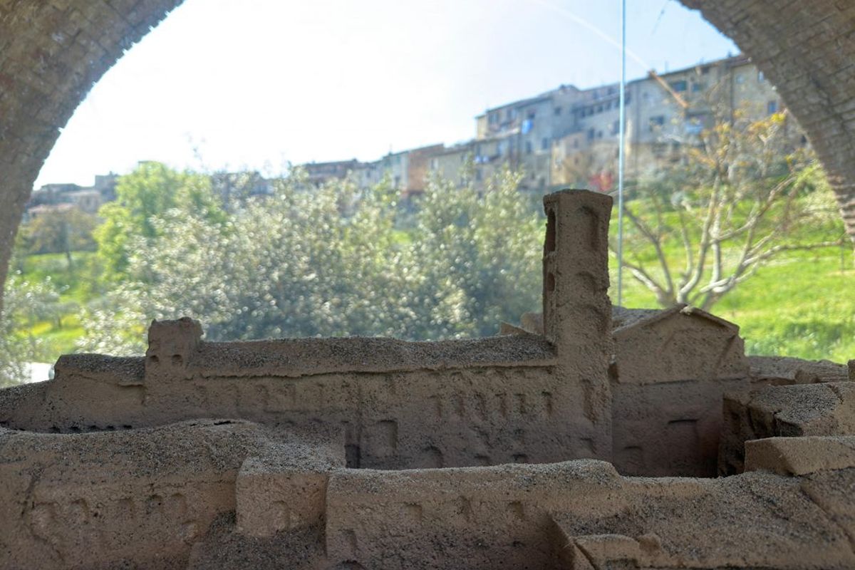 Dettaglio-dellopera-Sotto-gli-Archi-del-Tempo-in-allestimento-1-1068×801-1 Leandro Erlich a Colle Val d’Elsa, la sabbia come paesaggio del tempo