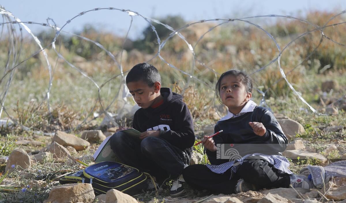 Cisgiordania: i militari israeliani lanciano lacrimogeni contro i bambini per far loro saltare il primo giorno di scuola Cisgiordania: i militari israeliani lanciano lacrimogeni contro i bambini per far loro saltare il primo giorno di scuola