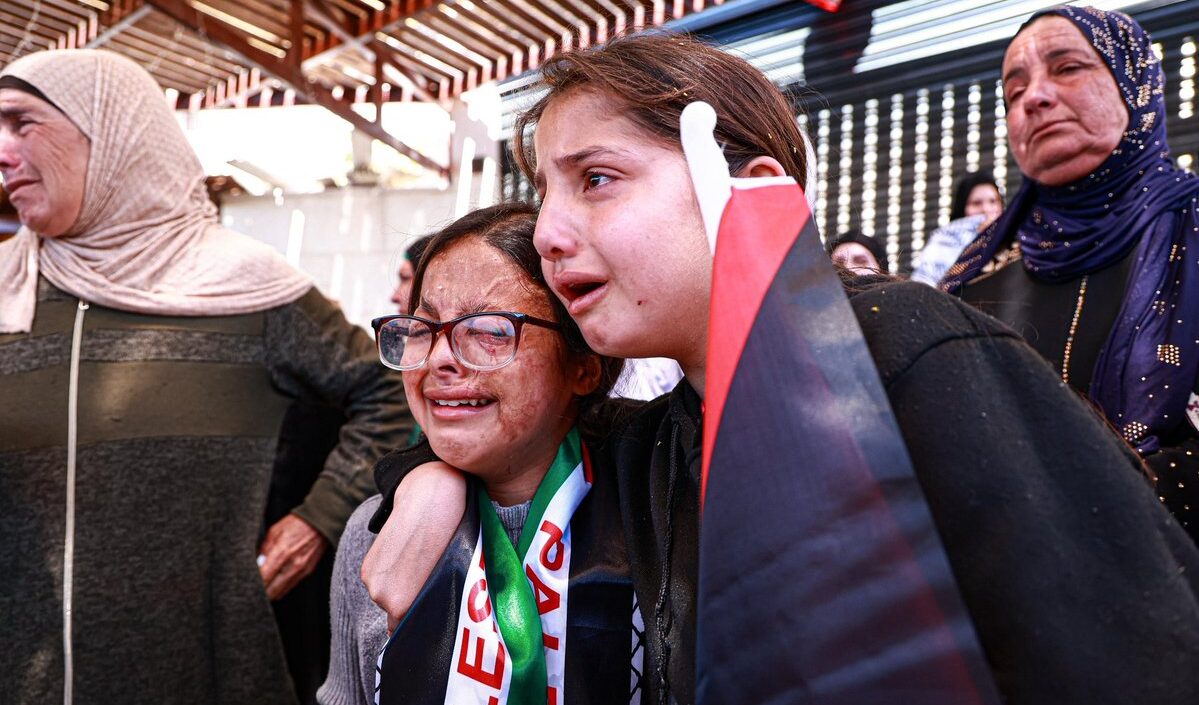 Cisgiordania, forze israeliane attaccano il funerale di due ragazzi uccisi dai coloni: spari e gas lacrimogeni