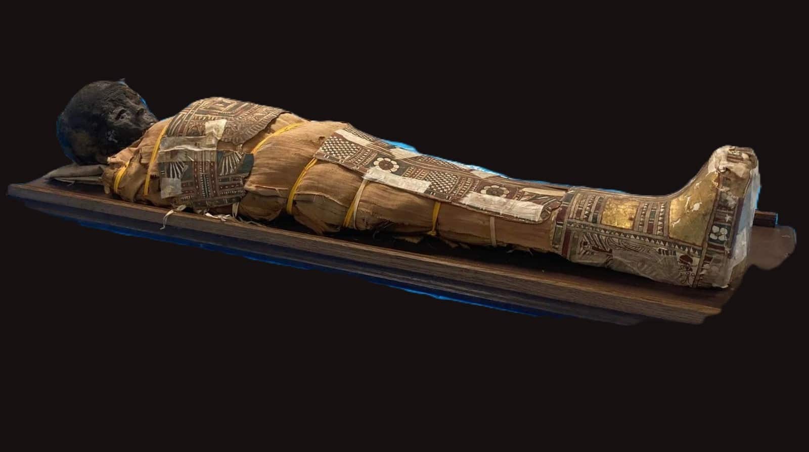 Il mistero nel petto della mummia: individuato un oggetto nascosto nel corpo di un bambino egizio