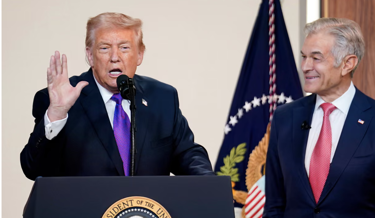 Trump lancia un'offensiva contro le inesistenti 'frodi democratiche' dopo aver graziato decine di truffatori suoi amici