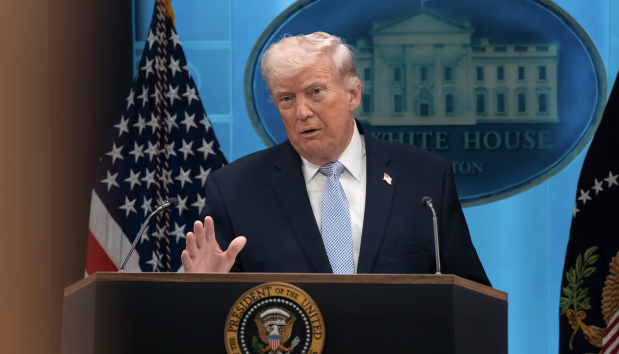 Trump ferma i bombardamenti sull’Iran: tregua di due settimane mediata dal Pakistan riapre lo stretto di Hormuz