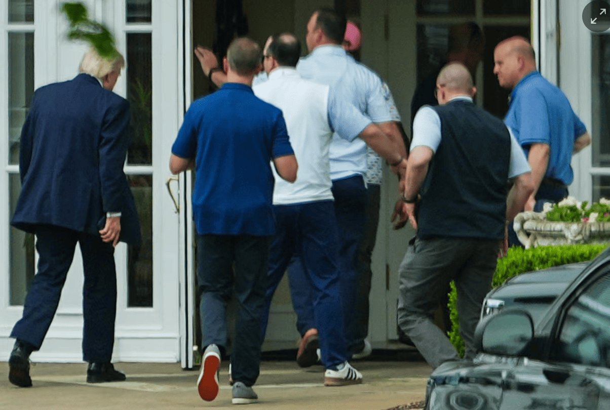 Mentre la sua guerra illegale devasta e uccide Trump se ne va tranquillo a giocare a golf