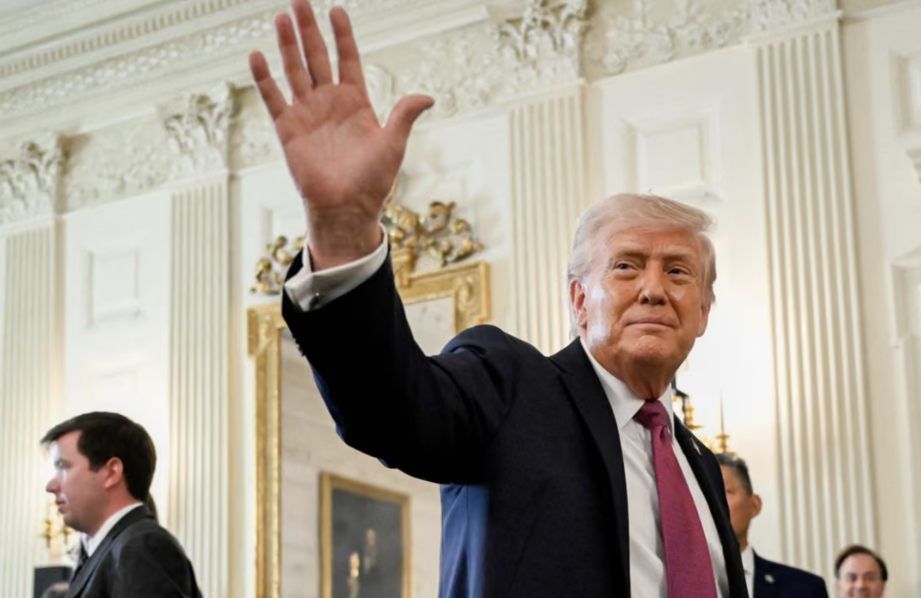 Trump estende il cessate il fuoco, ma il blocco continua mentre una seconda nave viene attaccata nello Stretto di Hormuz