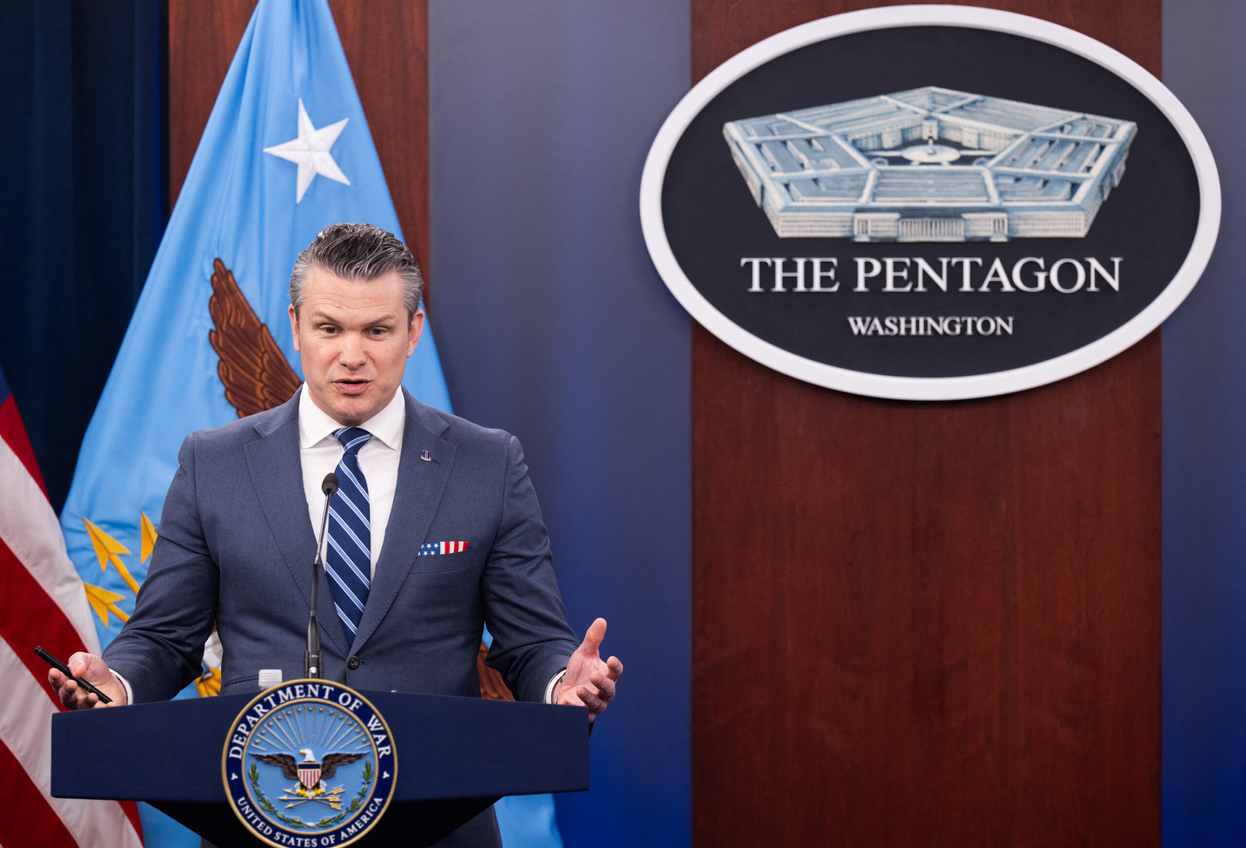 Dopo Trump anche Hegseth usa la Bibbia per giustificare la guerra: "Chi si oppone è come i Farisei contro Gesù" Dopo Trump anche Hegseth usa la Bibbia per giustificare la guerra: "Chi si oppone è come i Farisei contro Gesù"